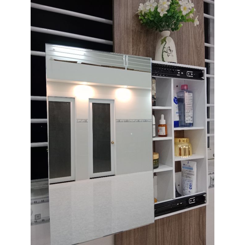 Kệ treo tường kèm gương thông minh