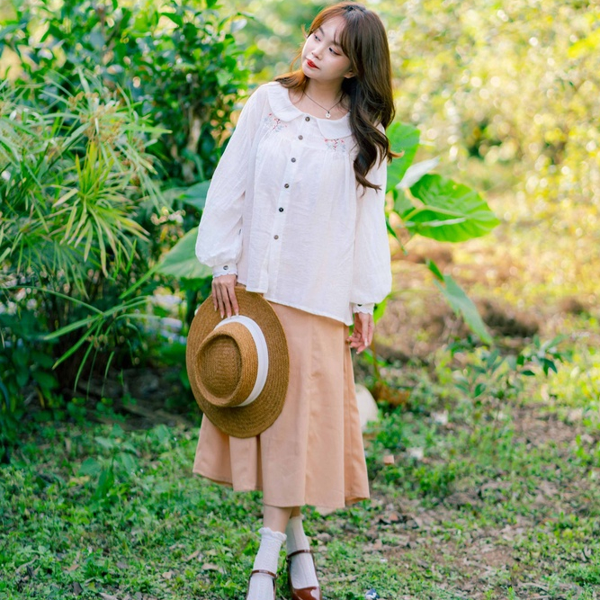 Xoăn | Áo sơ mi thêu tay cổ lá sen tay bồng đáp ren vintage
