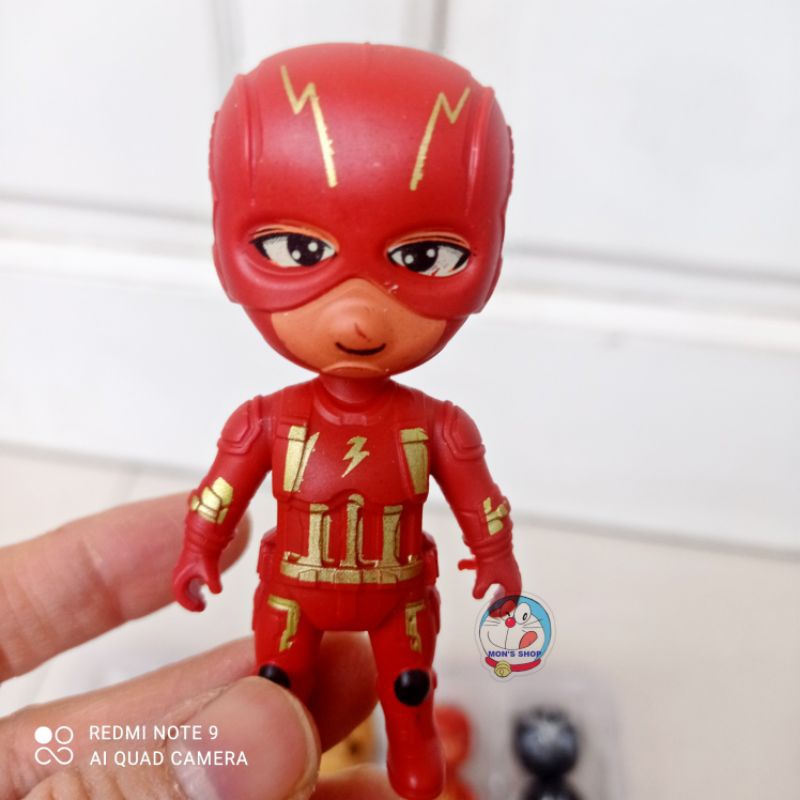 Hộp 10 siêu anh hùng bằng nhựa