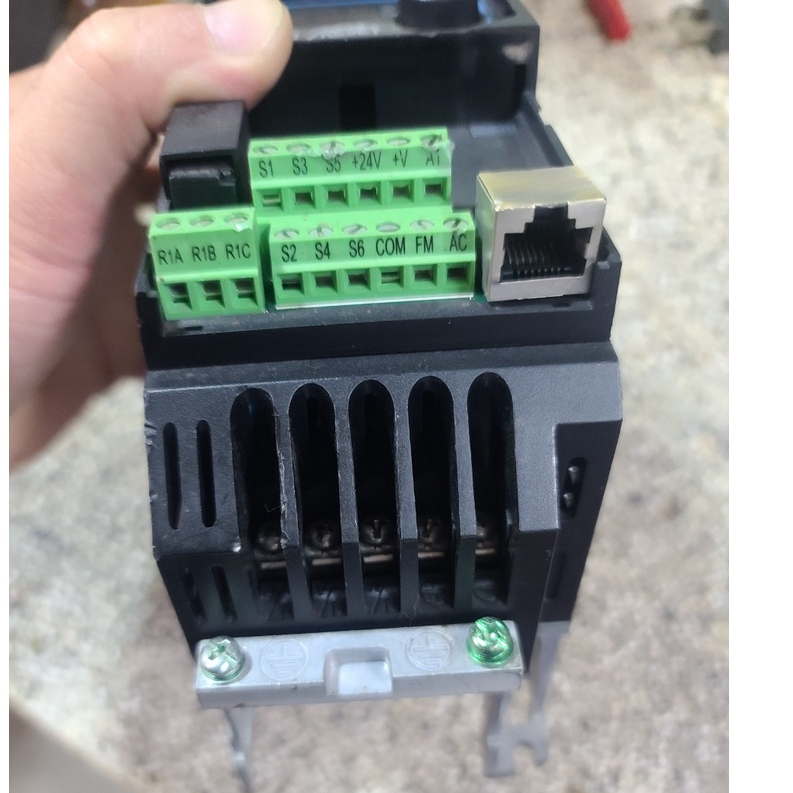 Biến tần vào 1 pha 200-240V ra 3 pha  0-240V tháo tủ công nghiệp