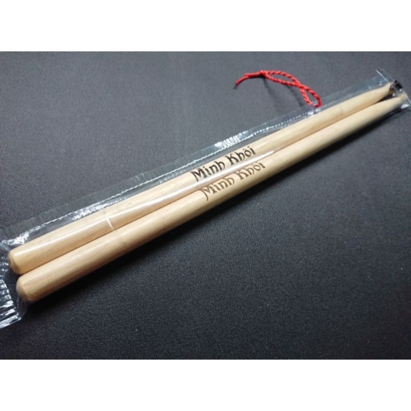 Dùi trống khắc theo yêu cầu khắc theo mẫu tên Minh Khôi