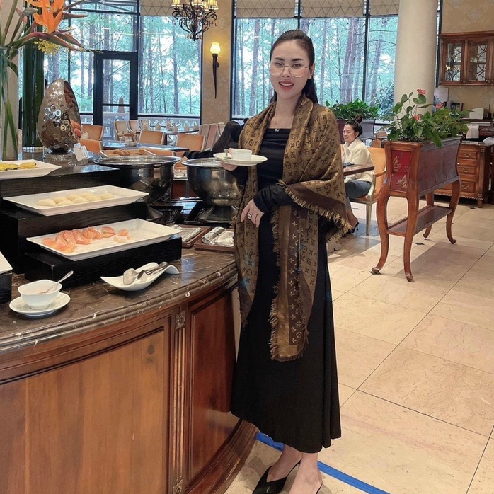 Khăn choàng Lv nâu tây nhũ thời trang cao cấp