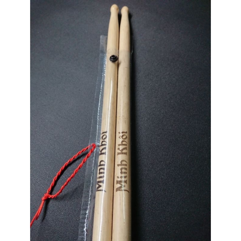Dùi trống khắc theo yêu cầu khắc theo mẫu tên Minh Khôi