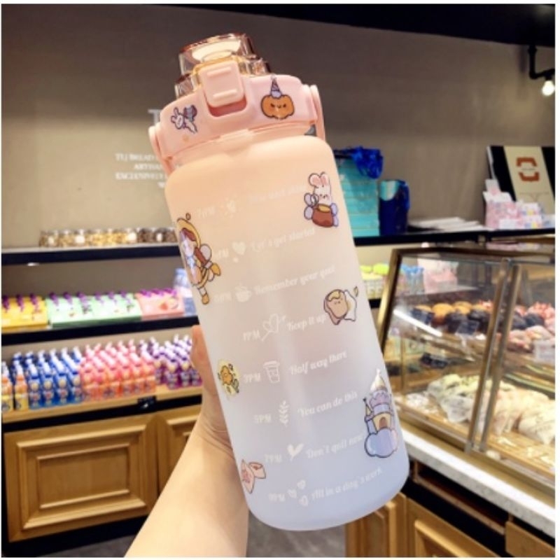 Bình nước 2lit chia vạch báo dễ thương.Bình nước thể thao có ống hút kèm hình dán nghộ nghĩnh đáng yêu