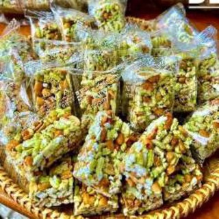 Combo 10 bịch cốm nếp lá dứa đậu phộng ( 10 bịch x 500g)