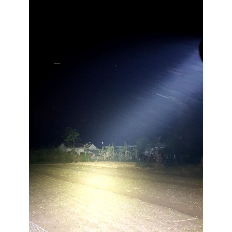 Đèn pin Stafish Z7 với 7 chip led sst40 nhỏ gọn sáng tỏa 12000 lumen tầm xa 500m