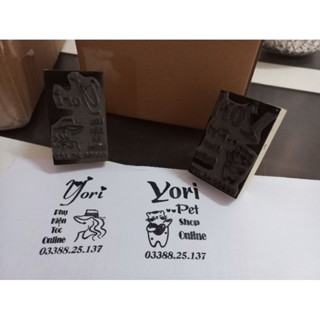 Dấu gỗ chấm mực in lên giấy, hộp carton, túi kraft