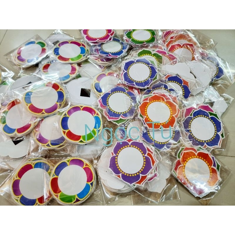 Sét 10 Hoa in màu éplatic 9-10cm viết số, dấu...sẵn nam châm lá.