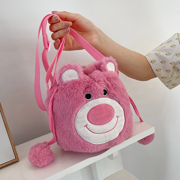 Túi đeo vai dây rút gấu dâu phối lông dễ thương, Túi xách đeo chéo gấu Lotso thời trang năng động _ Ting ting