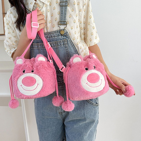 Túi đeo vai dây rút gấu dâu phối lông dễ thương, Túi xách đeo chéo gấu Lotso thời trang năng động _ Ting ting