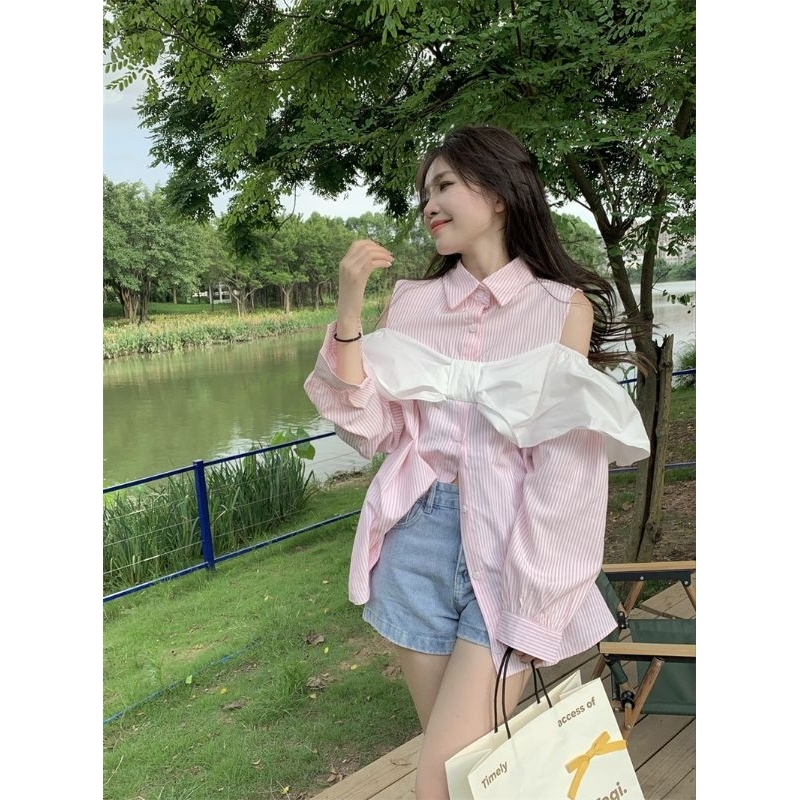 Áo sơ mi dài tay cho nữ màu hồng kết hợp họa tiết kẻ sọc màu hồng cổ đức hở vai gắn thêm nơ màu trắng nổi bật nữ tính
