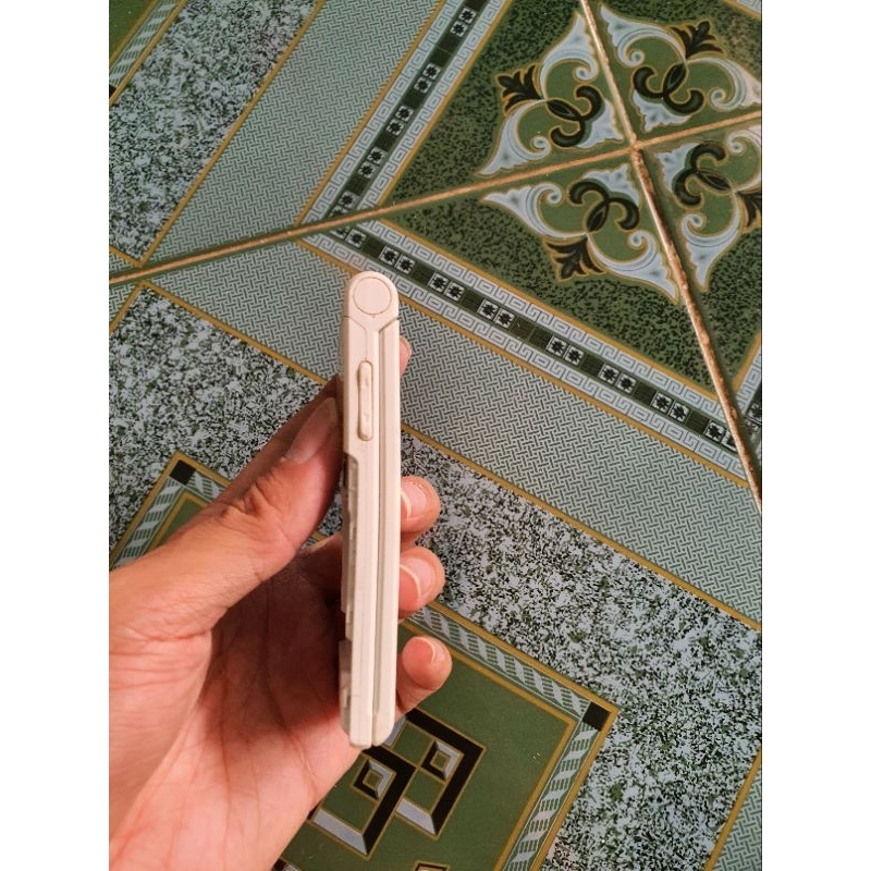 Xác điện thoại Samsung W270 còn nguồn