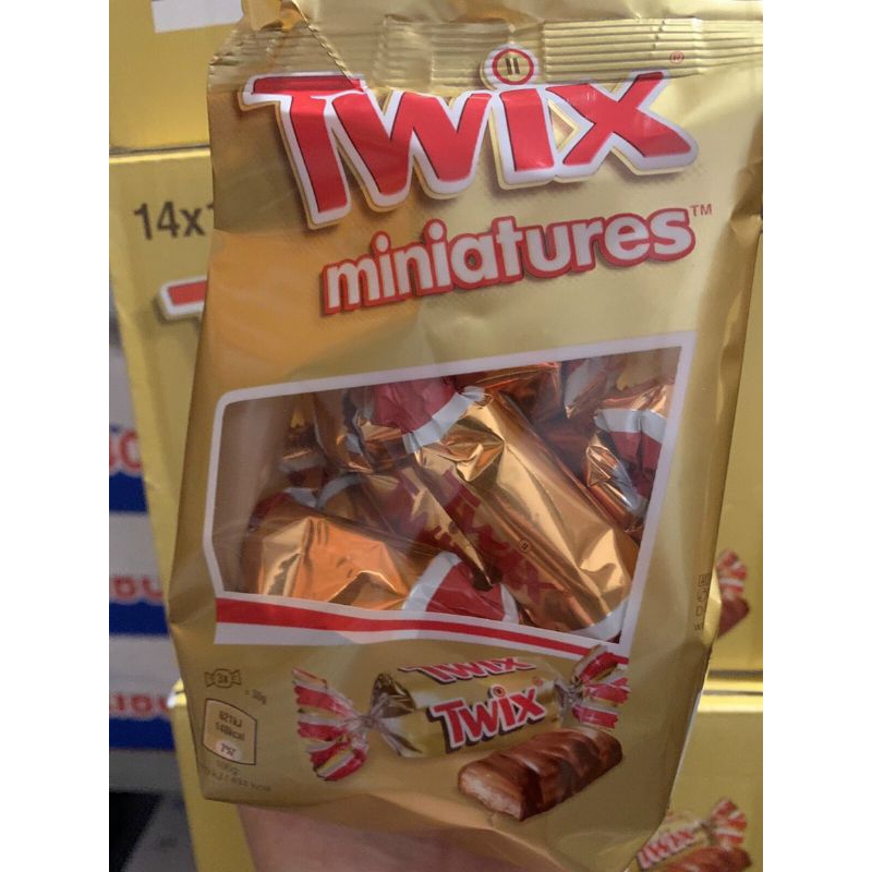 Sôcôla dừa Bounty date 6/24 , Snickers 6/24