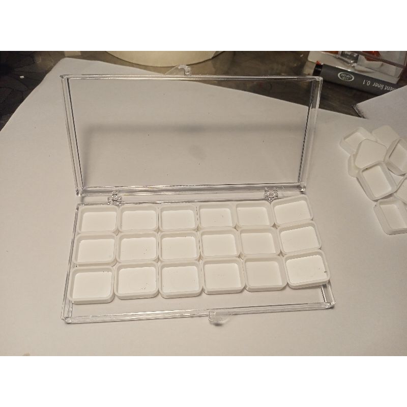 Hộp kèm pan chiết màu 1ml