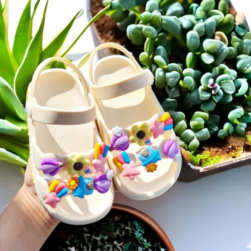 Giày nút cài chất liệu cao su siêu mềm cho bé gái đính kèm nhiều hình công chúa, ngựa cute