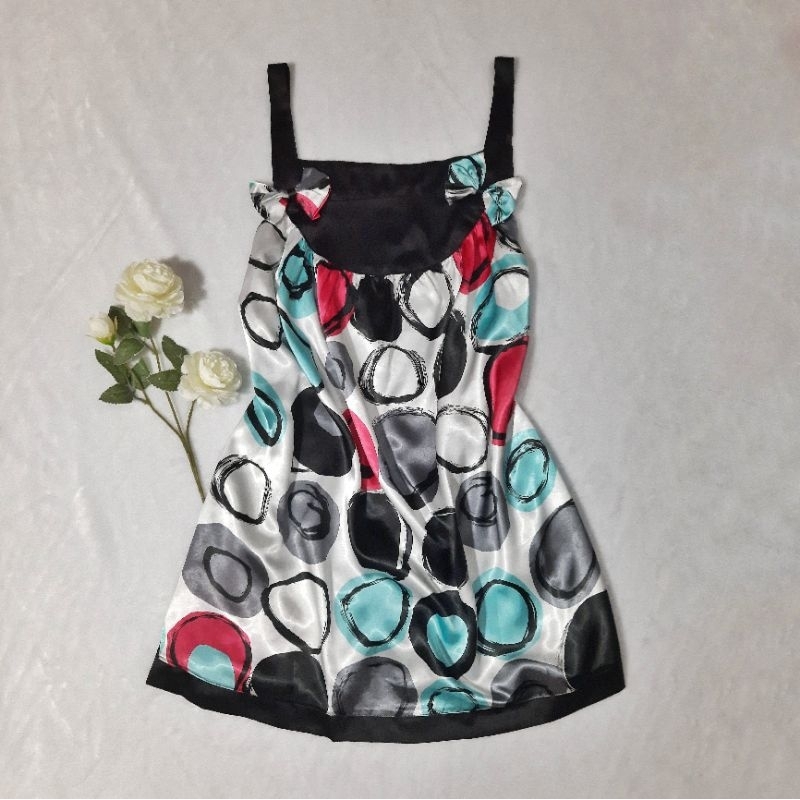 Đầm hai dây lụa satin nền trắng chấm bi màu dáng ngắn