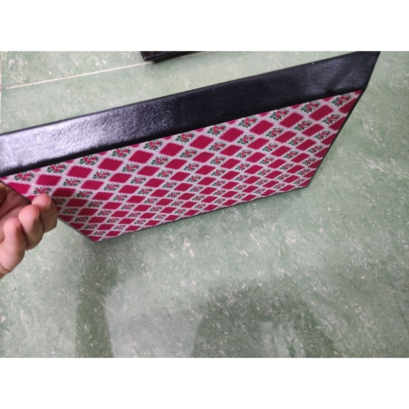 Khay trơn trũng bằng da màu đen cứng cáp