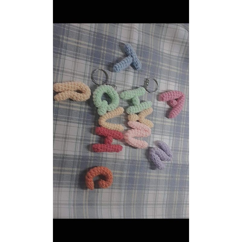 Móc khóa chữ cái len handmade