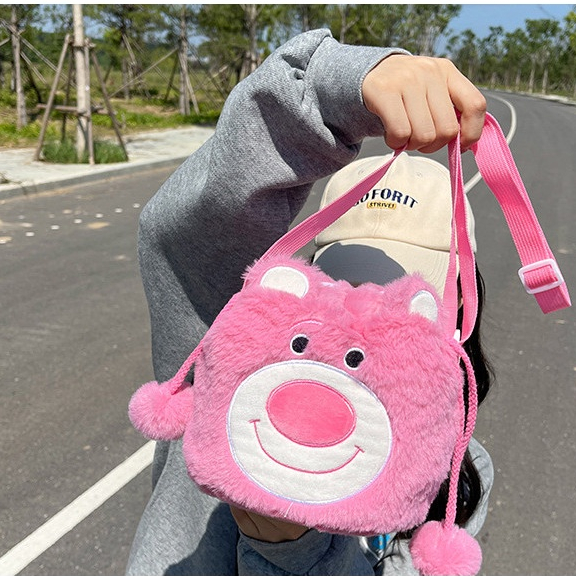 Túi đeo vai dây rút gấu dâu phối lông dễ thương, Túi xách đeo chéo gấu Lotso thời trang năng động _ Ting ting