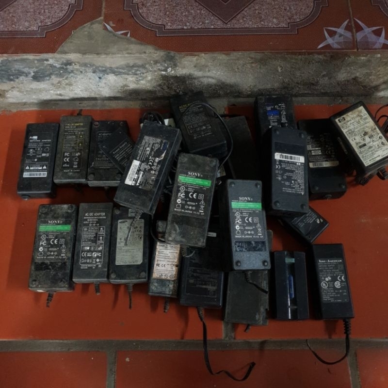 Nguồn adapter và sạc laptop cũ .hoạt động bình thường