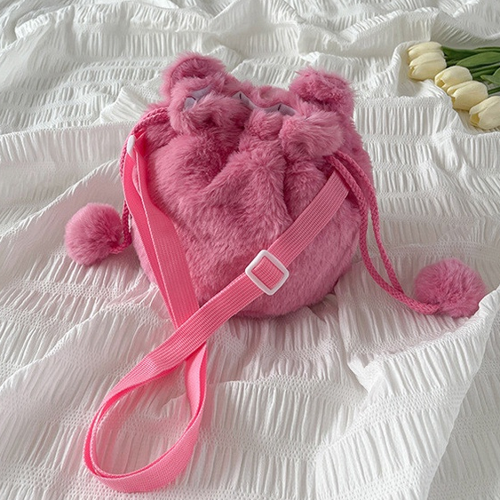 Túi đeo vai dây rút gấu dâu phối lông dễ thương, Túi xách đeo chéo gấu Lotso thời trang năng động _ Ting ting