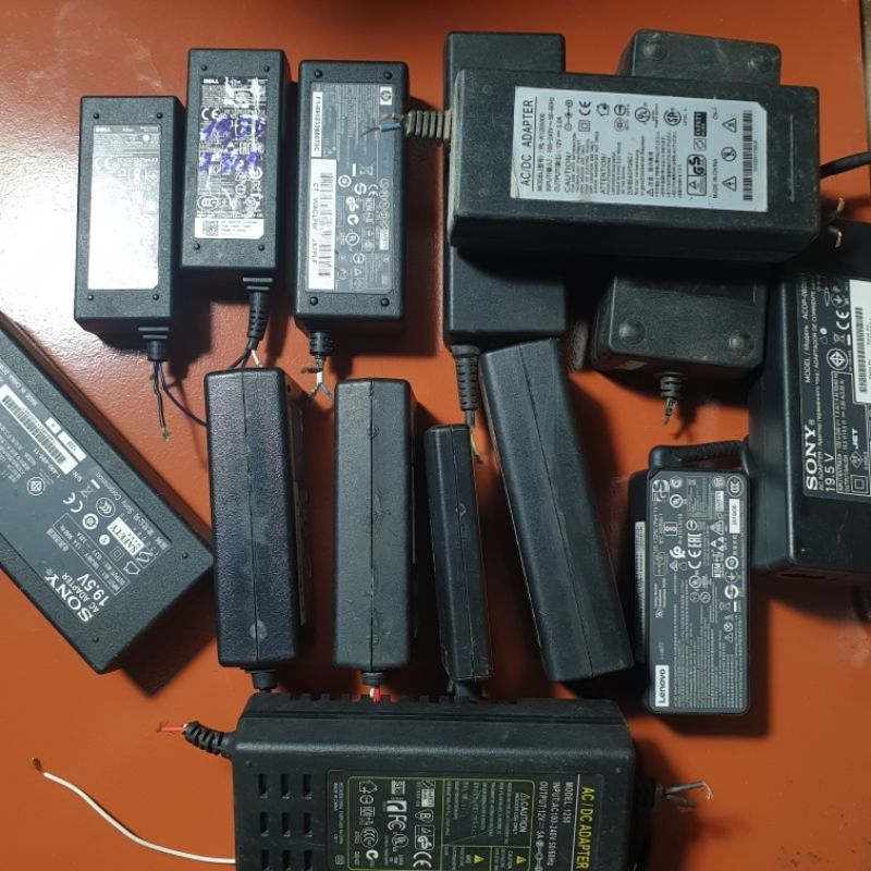 Nguồn adapter và sạc laptop cũ .hoạt động bình thường