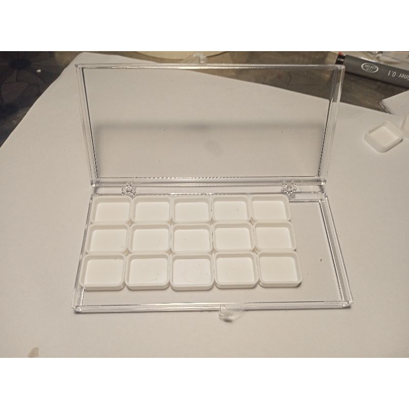 Hộp kèm pan chiết màu 1ml