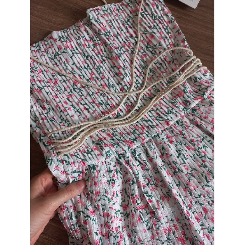 Váy ngắn hai dây xếp ly hoa nhí