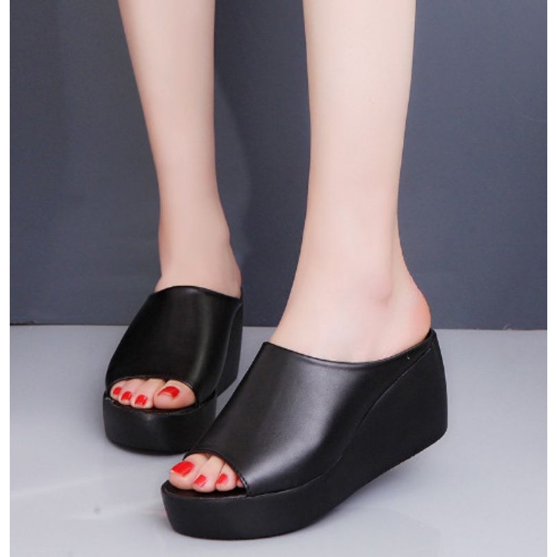 Dép đế xuồng quai da