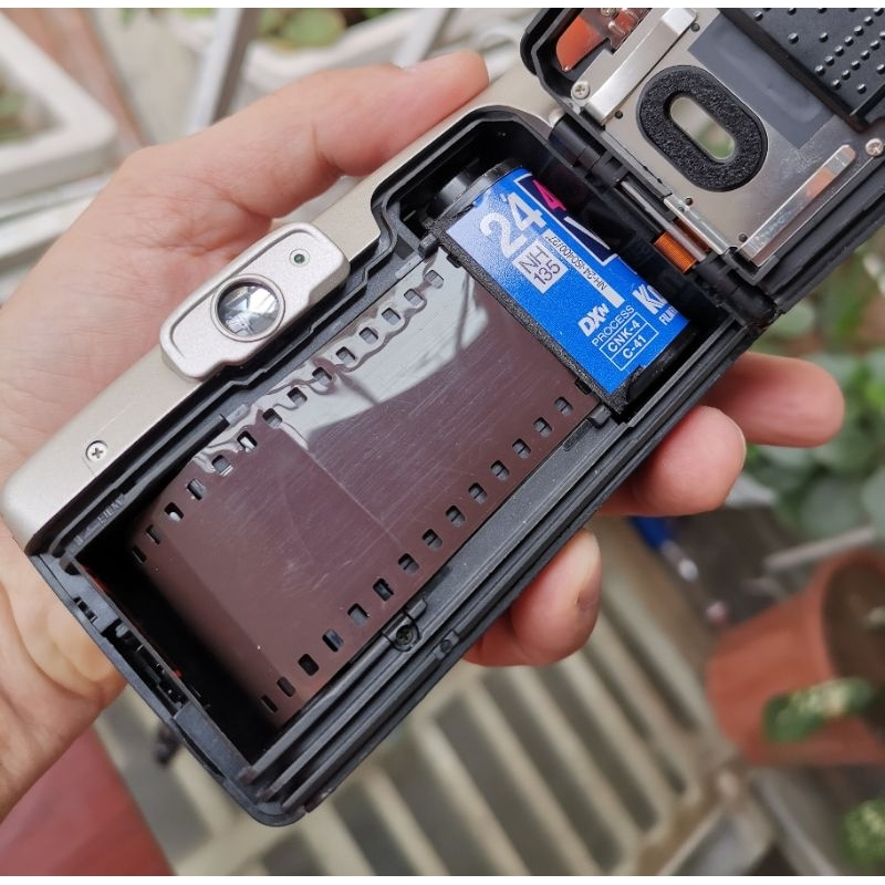 Máy ảnh chụp film 35mm Canon Prima Super 28N có in date, caption, cho ra ảnh đẹp