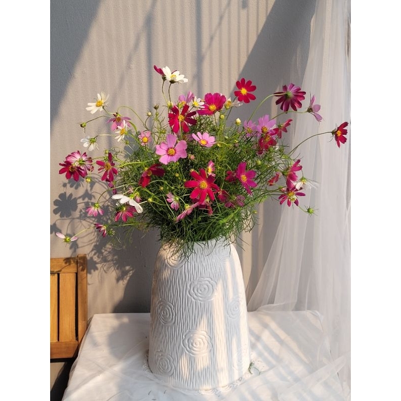 Bình hoa màu trắng khắc hoa hồng quanh bình gốm sứ Bát Tràng cao cấp loại 1