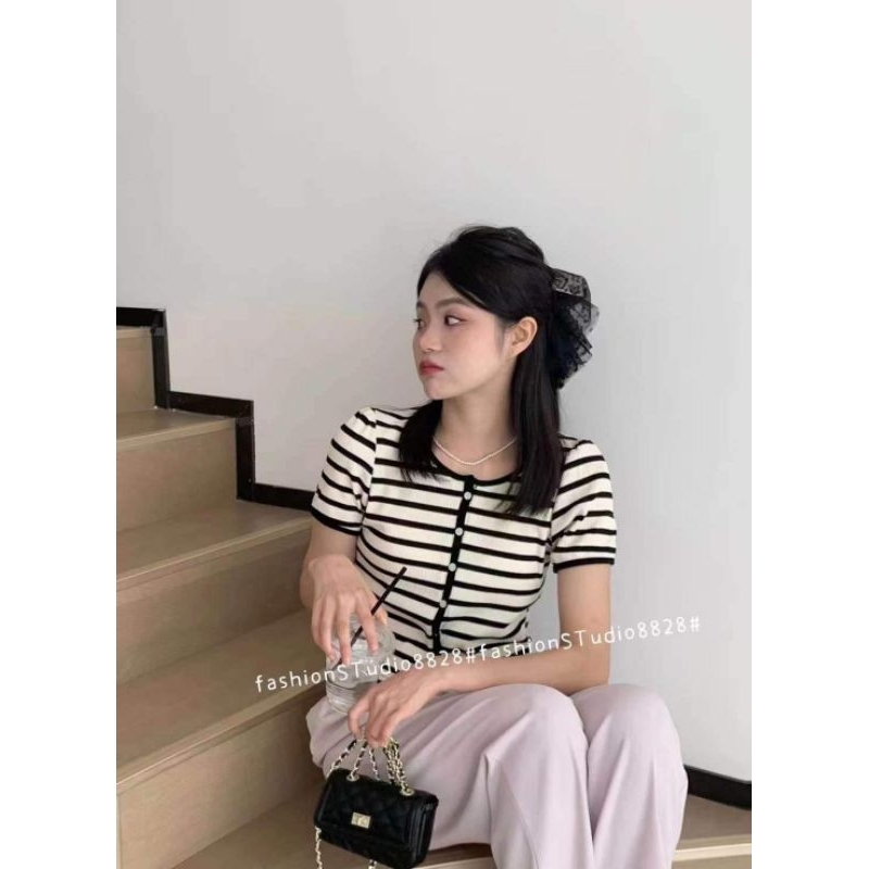 Áo kẻ cổ U khuy giữa hàng QC