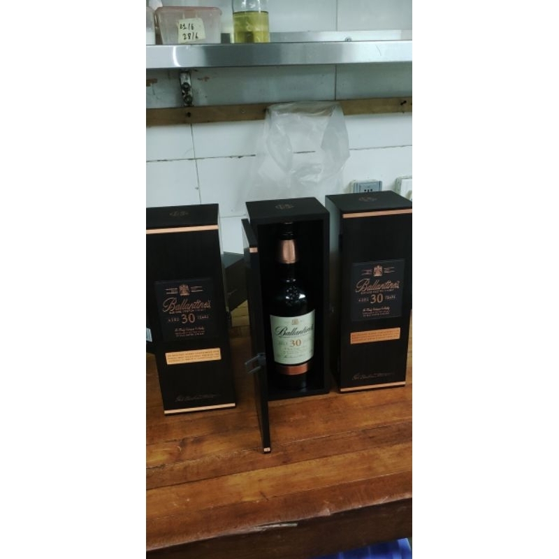 Vỏ chai rượu ngoại Ballantines 30 dùng để trang trí, trưng bày