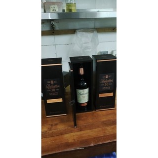 Vỏ chai rượu ngoại Ballantines 30 dùng để trang trí, trưng bày