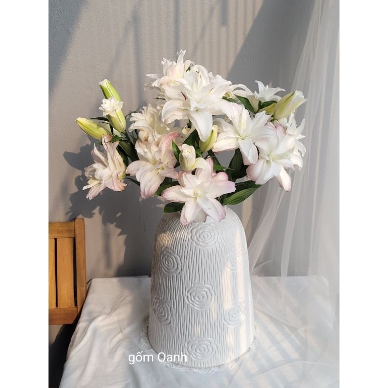 Bình hoa màu trắng khắc hoa hồng quanh bình gốm sứ Bát Tràng cao cấp loại 1