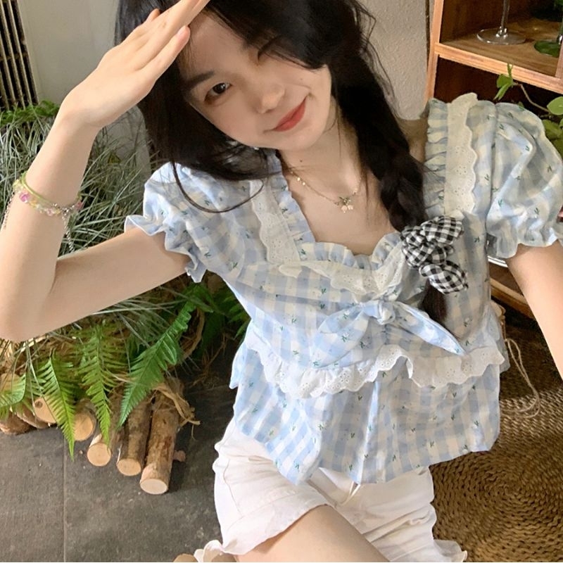 Áo croptop kiểu kẻ caro xanh và quần đùi trắng đính nơ điệu đà