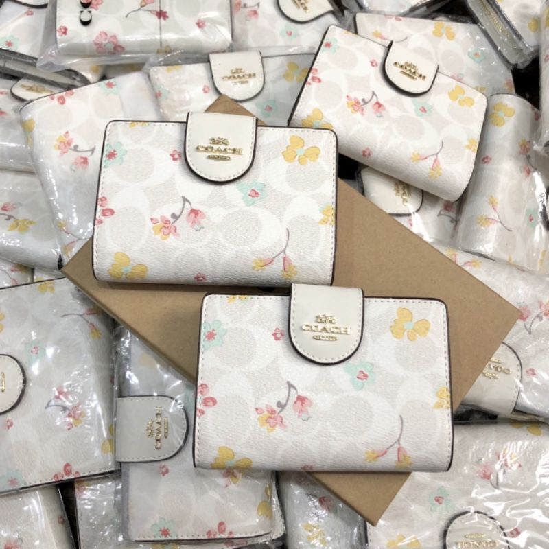 Ví Coach nút cài medium