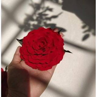 Hoa cài áo handmade Joli màu đỏ.