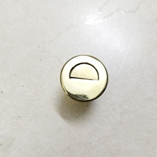 Chân chôn âm nền sàn kemon khóa cửa ngăn bụi bẩn.