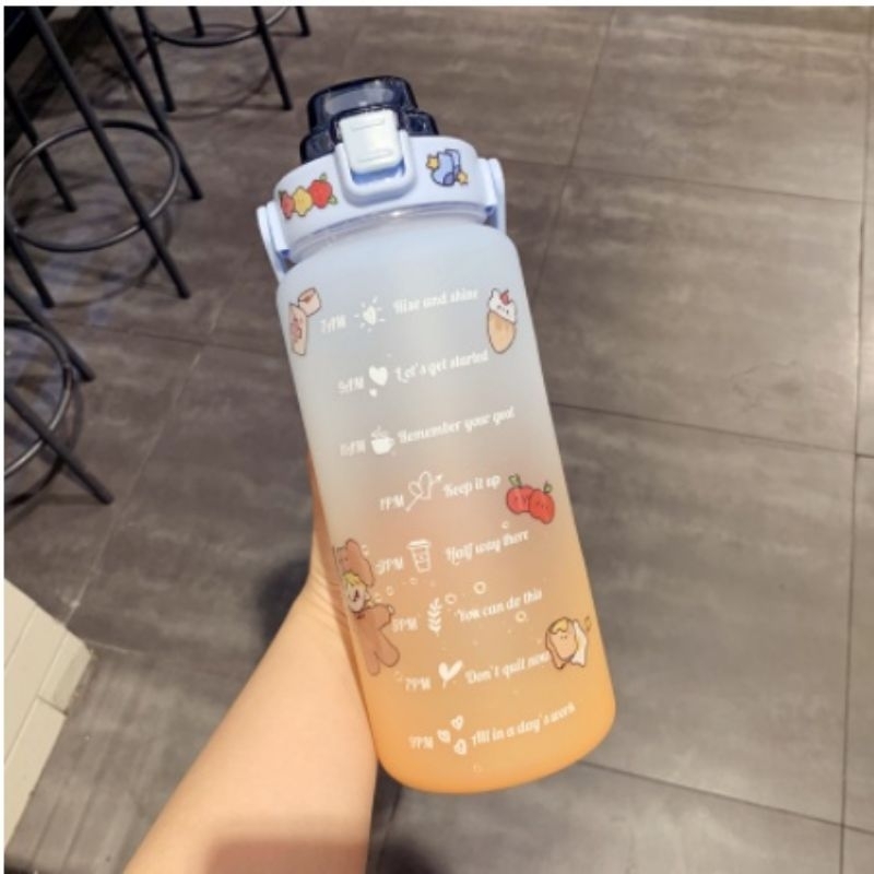 Bình nước 2lit chia vạch báo dễ thương.Bình nước thể thao có ống hút kèm hình dán nghộ nghĩnh đáng yêu