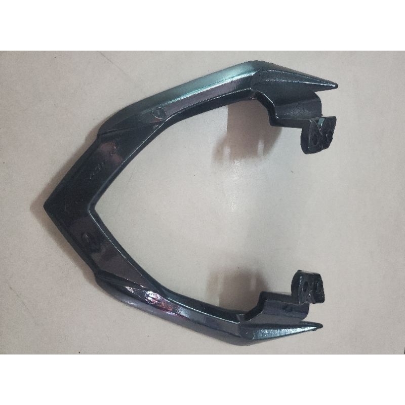 Cản hay tay xách yên sau kiểu Exciter 135 màu đen bóng