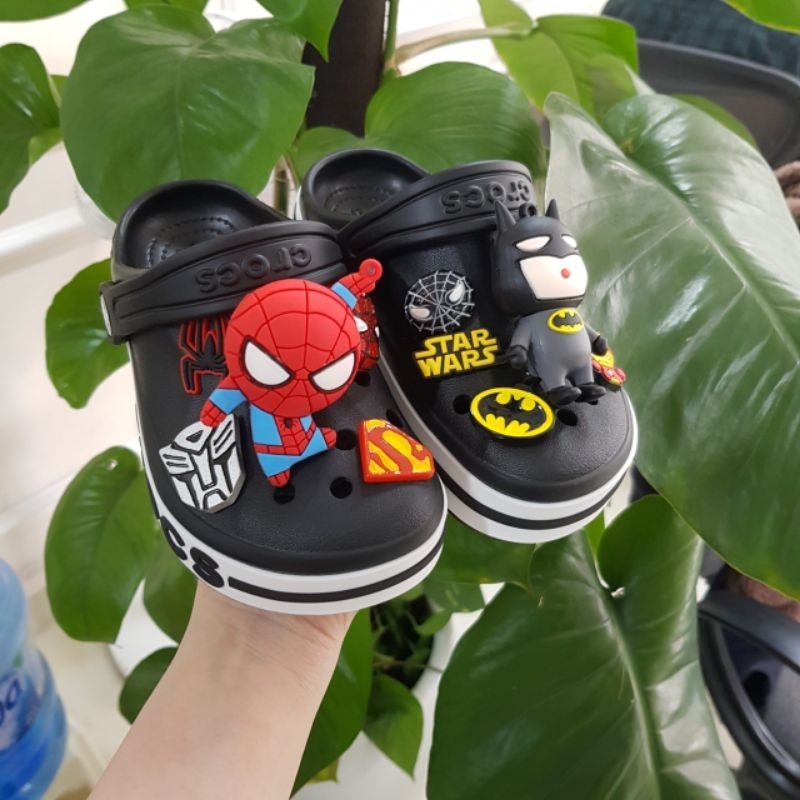 (Tặng 12 Sticker)Dép Sục Crocs Baya Cho Bé Trai Màu Đen+ Sticker Víp.Sản Phẩm Cao Cấp, Nhựa Không Mùi, Trống Trơn Trượt.
