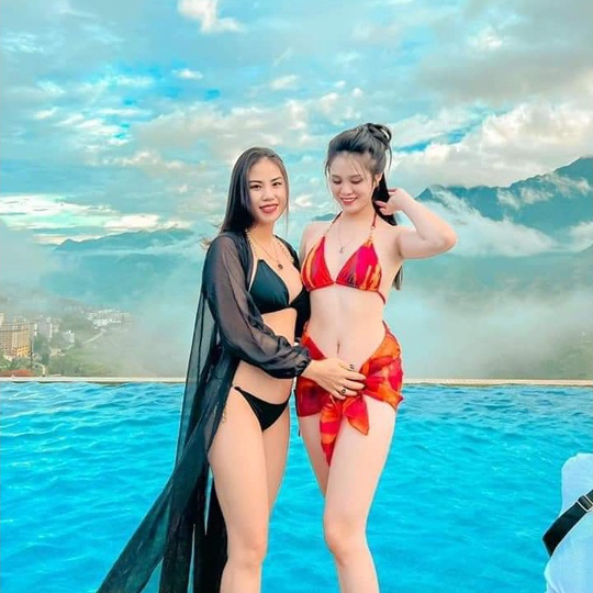 Set bikini 3 mảnh loang đỏ kèm khăn voan, chất thun lạnh