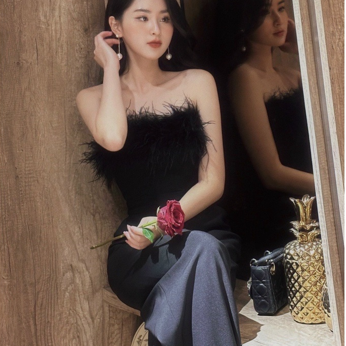 Jum ống suông cúp ngực phối lông vũ