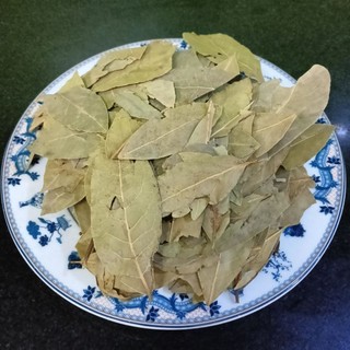 lá nguyệt quế khô