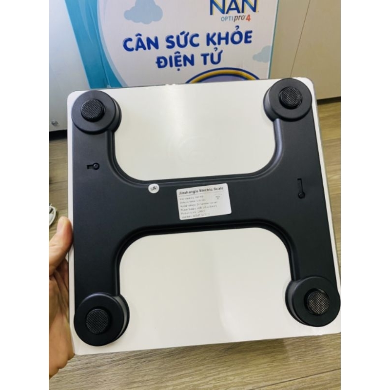 Cân điện tử hàng khuyến mãi từ sữa NAN