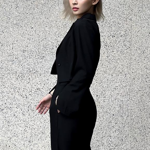 Áo vest croptop nữ tay dài có độn vai tay cắt xẻ cá tính | BigBuy360 - bigbuy360.vn