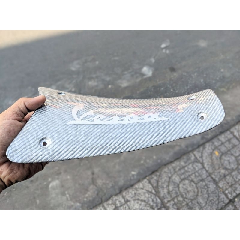 Che ắc quy carbon fiber đúc nguyên khối Vespa Sprint