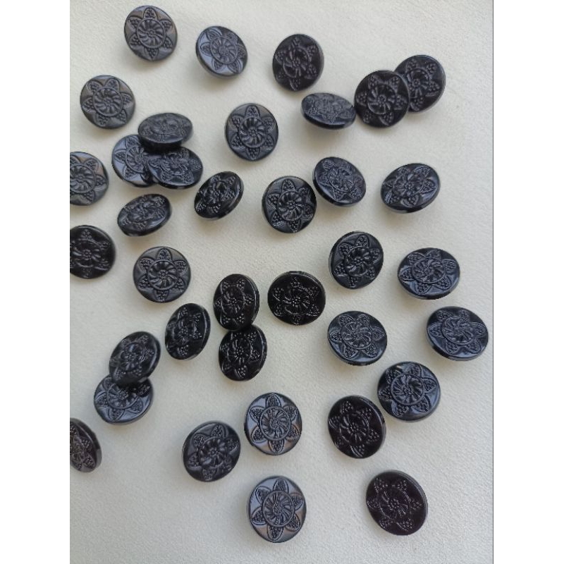GÓI 20 NÚT ÁO KHẮC HOA ĐEN SIZE 1.8cm