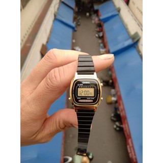 Đồng hồ nữ casio mặt đen viền vàng.